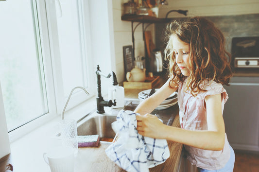 4 SIMPLE WAYS TO TEACH YOUR CHILD TO BE HELPFUL